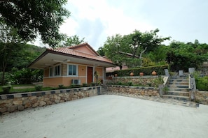 Family Bungalow | 1 bedroom, rollaway beds, free WiFi