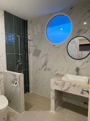 Executive Double Room | Bathroom | Shower, free toiletries, hair dryer, slippers - The Triple M Mountain Resort (Suan Phueng)