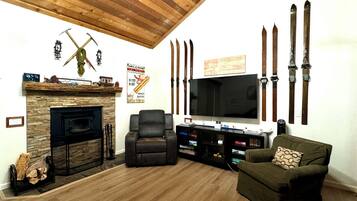 Smart TV, chimenea, libros y estéreo