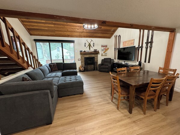 Smart TV, fireplace, books, stereo