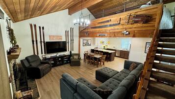 Smart TV, chimenea, libros y estéreo