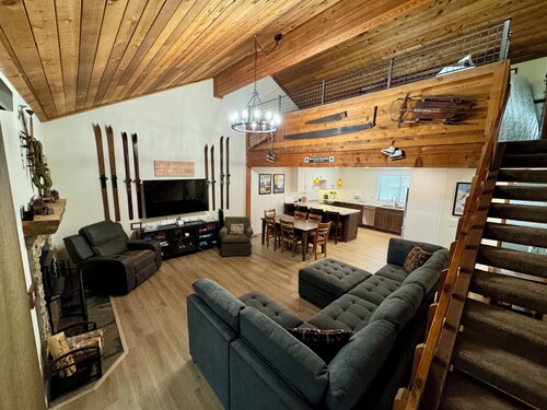 2 Master Bedrooms + Loft sleeps 8 with easy mountain, shop, & restaurant access!