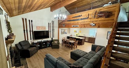 2 Master Bedrooms + Loft sleeps 8 with easy mountain, shop, & restaurant access!
