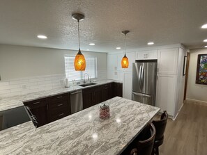 Kylskåp, mikrovågsugn, ugn och spishäll