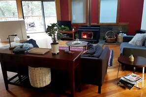 Ferienhaus, 3 Schlafzimmer, eingeschränkter Meerblick, am Strand | Wohnbereich | Flachbildfernseher, Kamin, DVD-Player