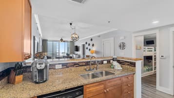 Réfrigérateur, micro-ondes, four, plaque de cuisson