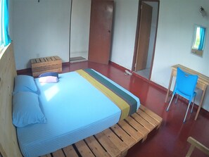 Desk, free WiFi - The Pallet House (Mount Lavinia)