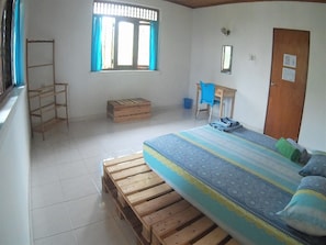 Desk, free WiFi - The Pallet House (Mount Lavinia)