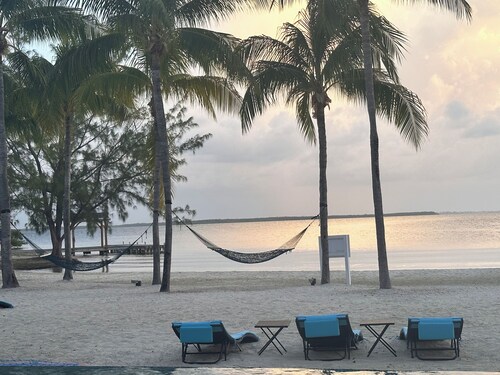 Grand Cayman Oceanfront Eigentumswohnung, Serenity Kai, Kaibo Yacht Club