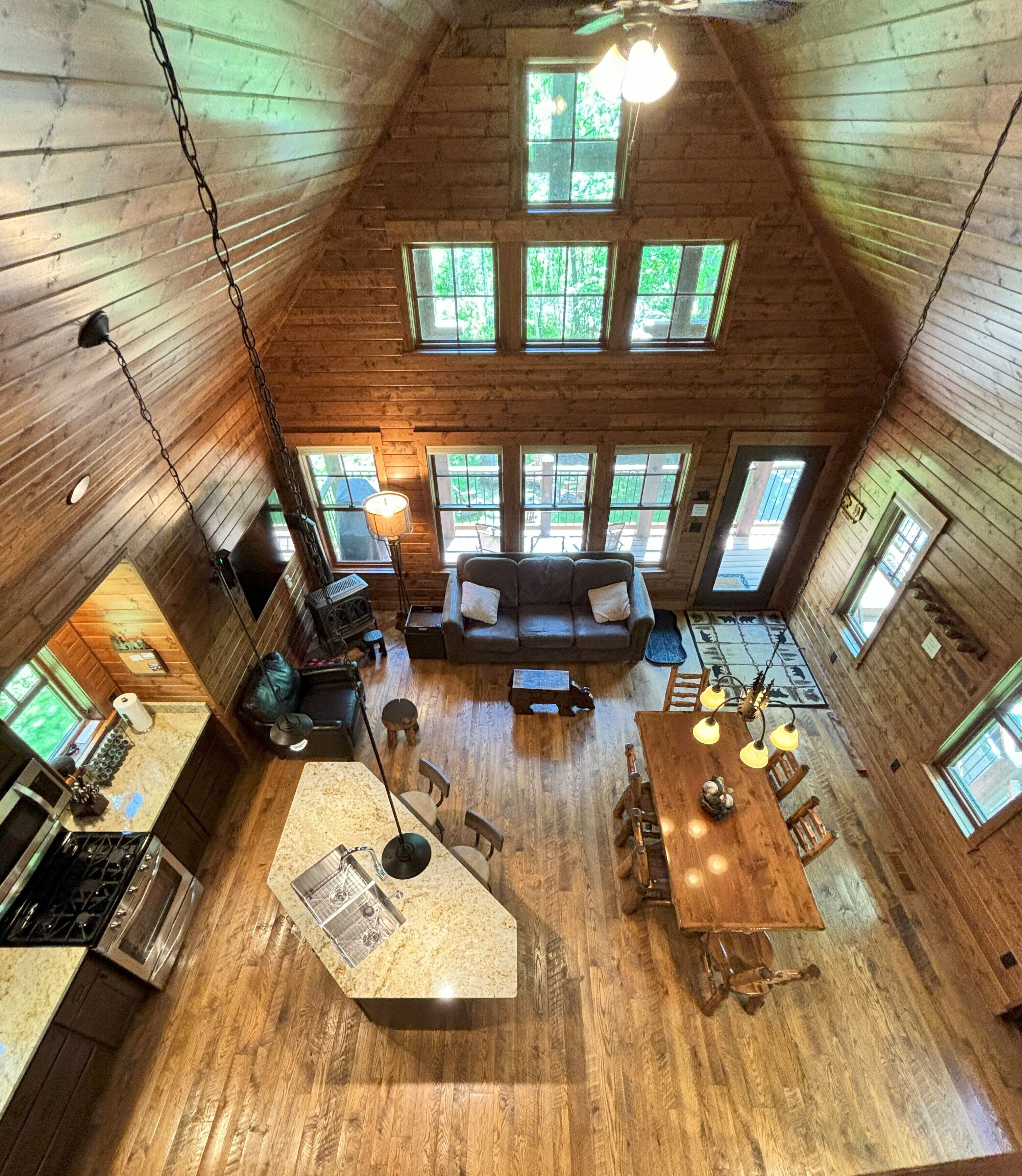 Smart TV, chimenea y libros 