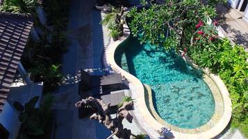 Piscine extérieure, chaises longues