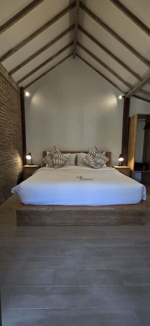 华丽双人房 | 高档床上用品、迷你吧、客房内保险箱、办公桌