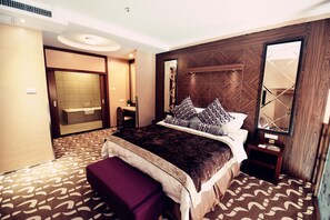 Luksusullakkohuoneisto, 1 makuuhuone, puolikerroksessa | Untuvapeitot, minibaari, työpöytä, pimennysverhot