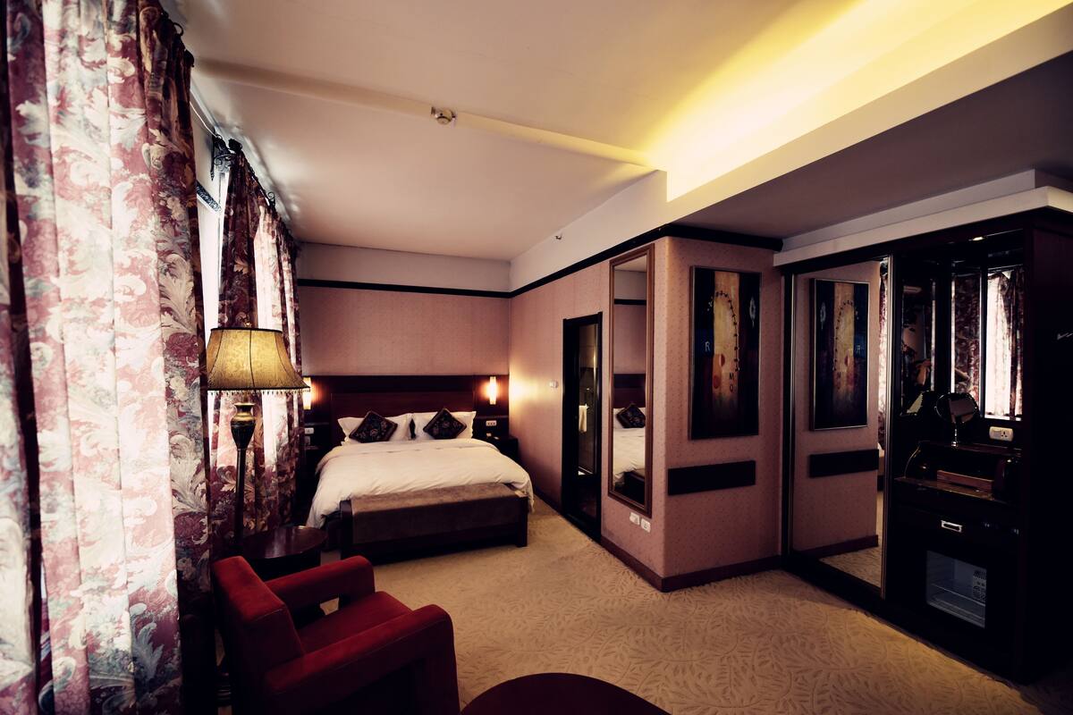 Luxury Single Room, 1 Queen Bed | Down comforters, minibar, desk, blackout drapes