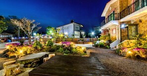 施設の正面 (日没後)