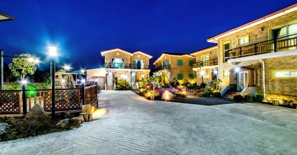 施設の正面 (日没後)