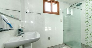 Chambre familiale (82m2 duplex) | Salle de bain | Douche, serviettes fournies, savon, shampooing