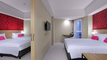 Minibar, caja de seguridad en la habitación y escritorio