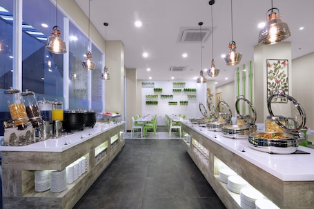 Desayuno buffet diario (IDR 105000 por persona)