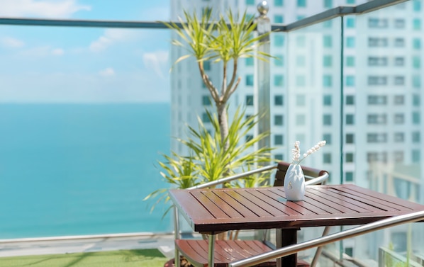 Kolam renang outdoor, dengan payung kolam renang dan kursi berjemur