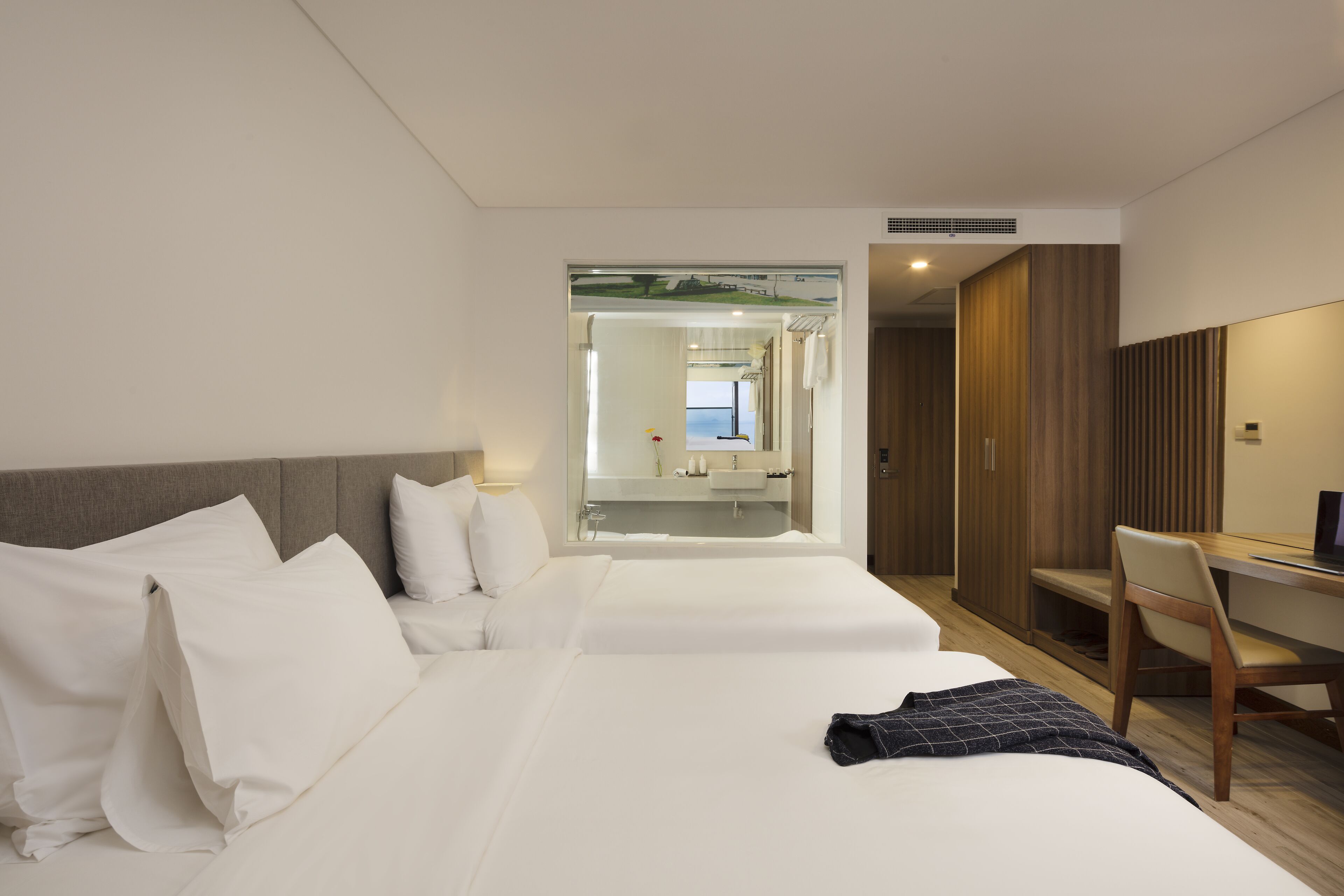 deluxe double or twin room | 1 bedroom, minibar, in-room safe, desk