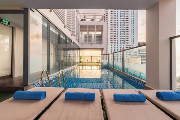 Outdoor pool, pool umbrellas, sun loungers