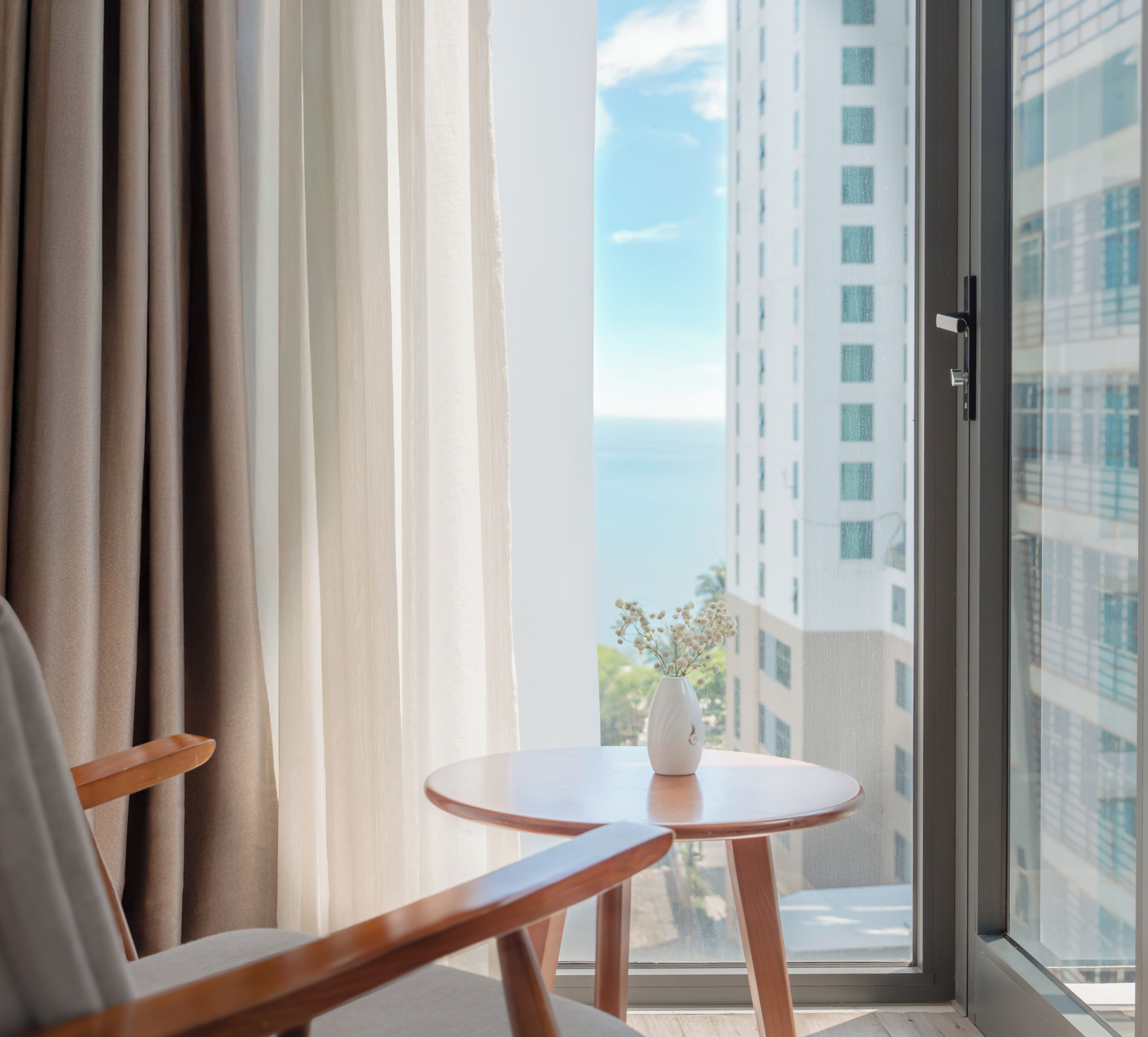Minibar, caja de seguridad en la habitación y escritorio 