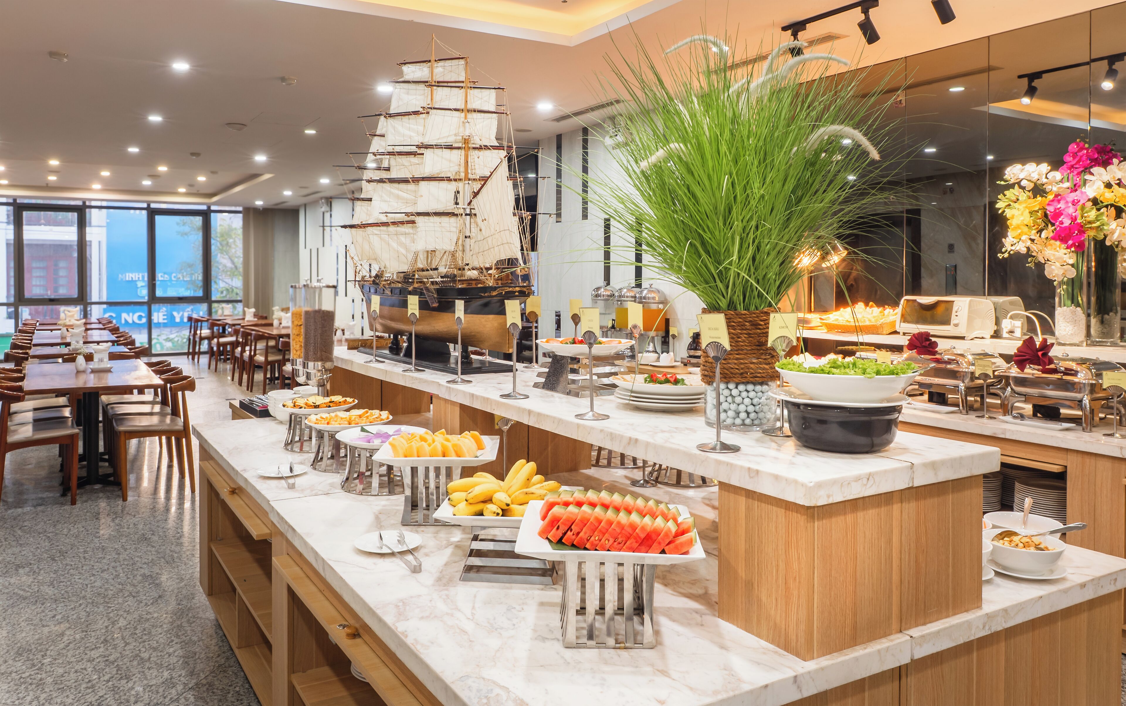 Se sirven desayunos, almuerzos y cenas; cocina local e internacional