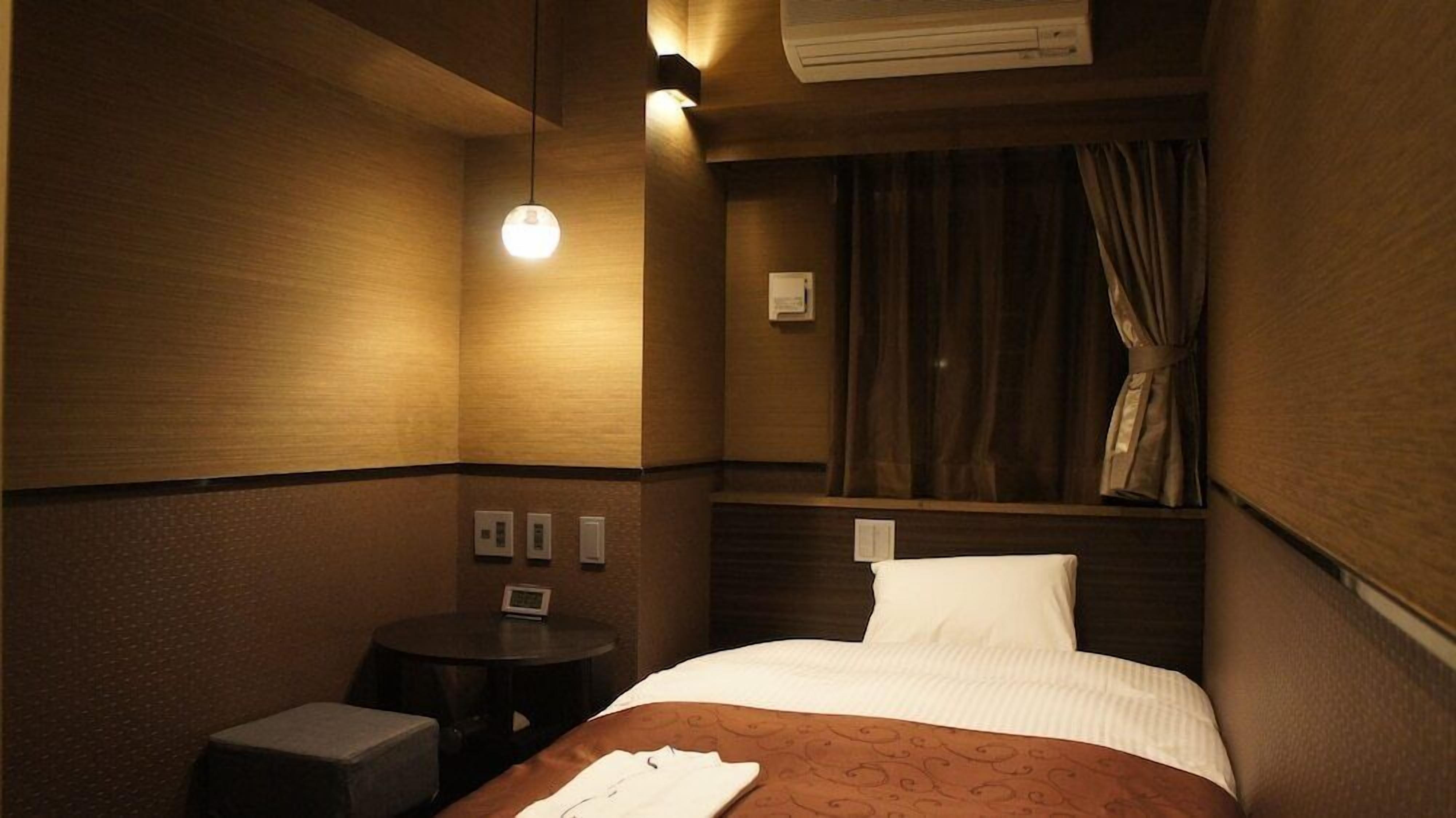 Premium bedding, down comforters, desk, free WiFi
