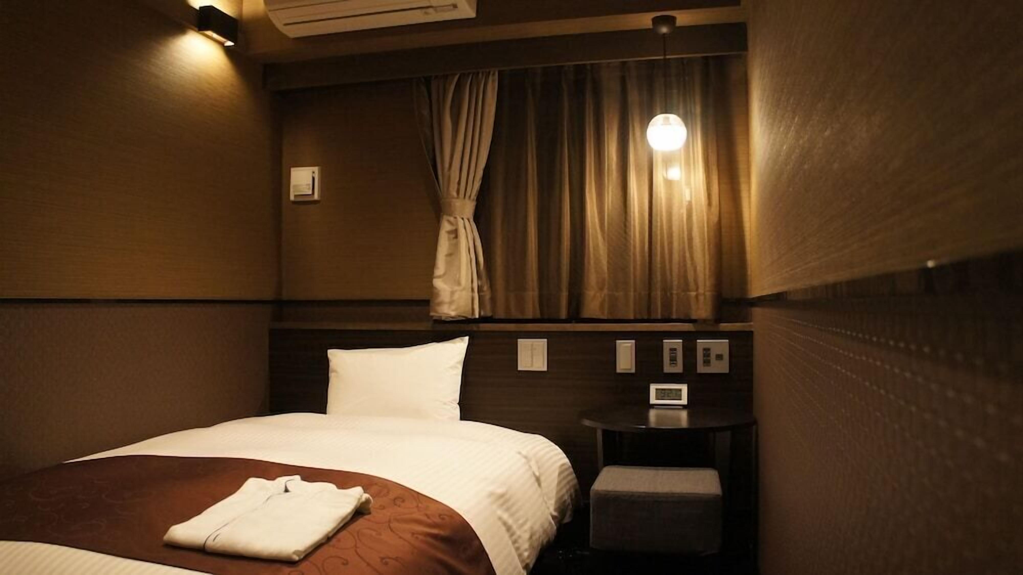 Premium bedding, down comforters, desk, free WiFi