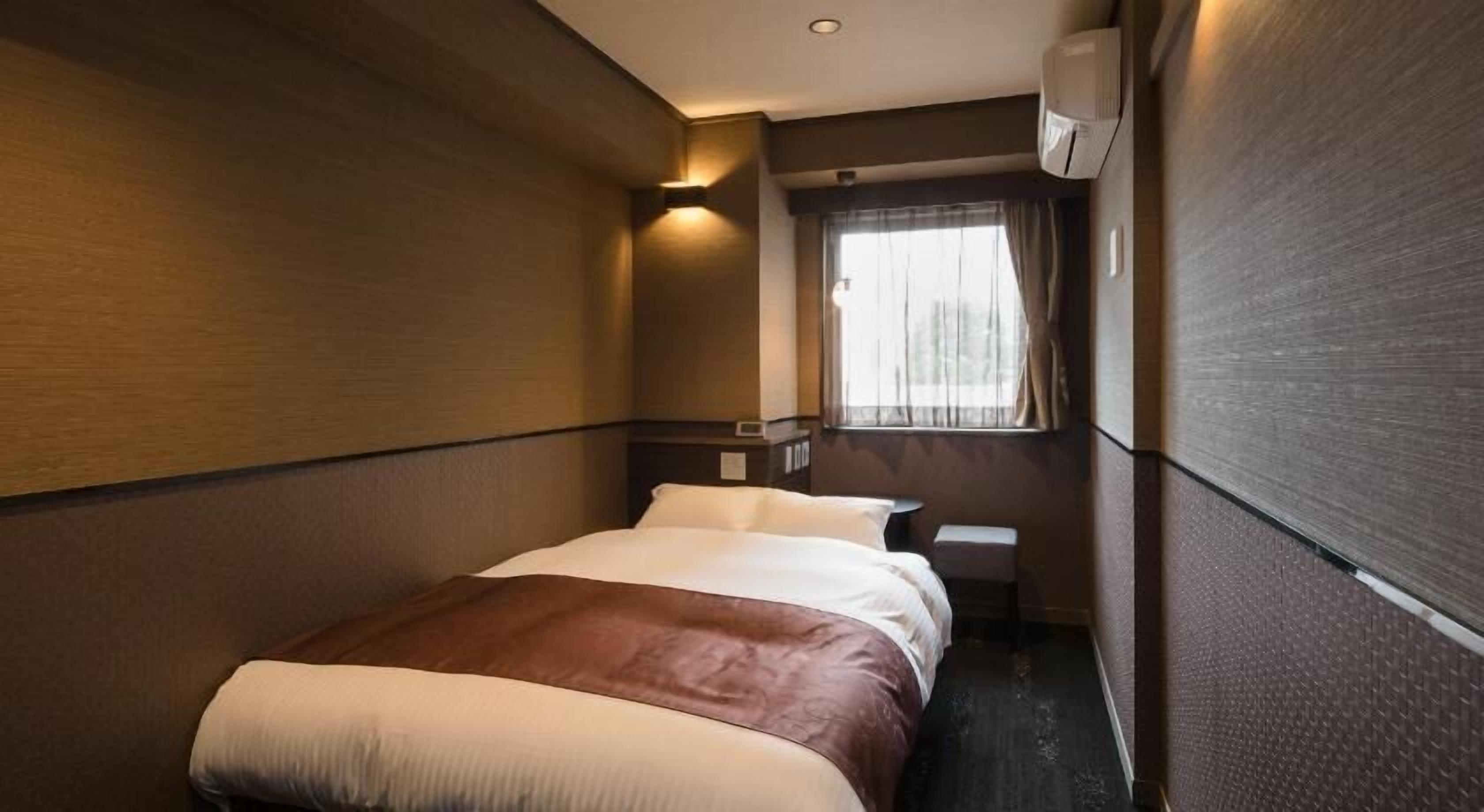 Premium bedding, down comforters, desk, free WiFi