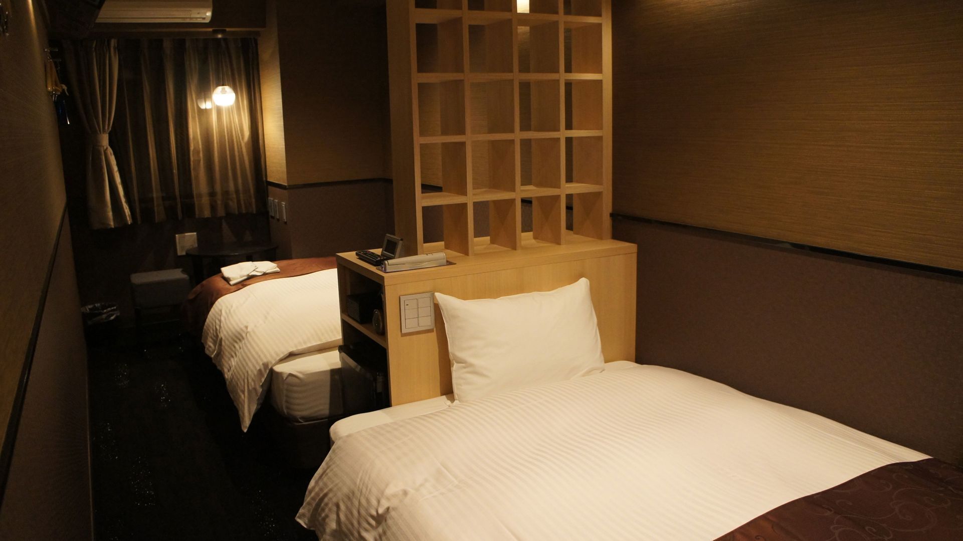 Premium bedding, down comforters, desk, free WiFi