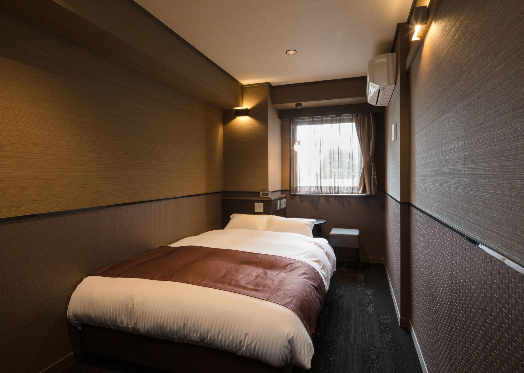 Premium bedding, down comforters, desk, free WiFi