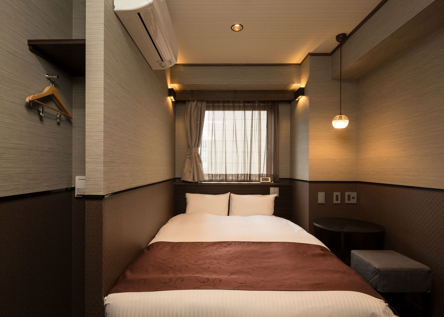 Premium bedding, down comforters, desk, free WiFi