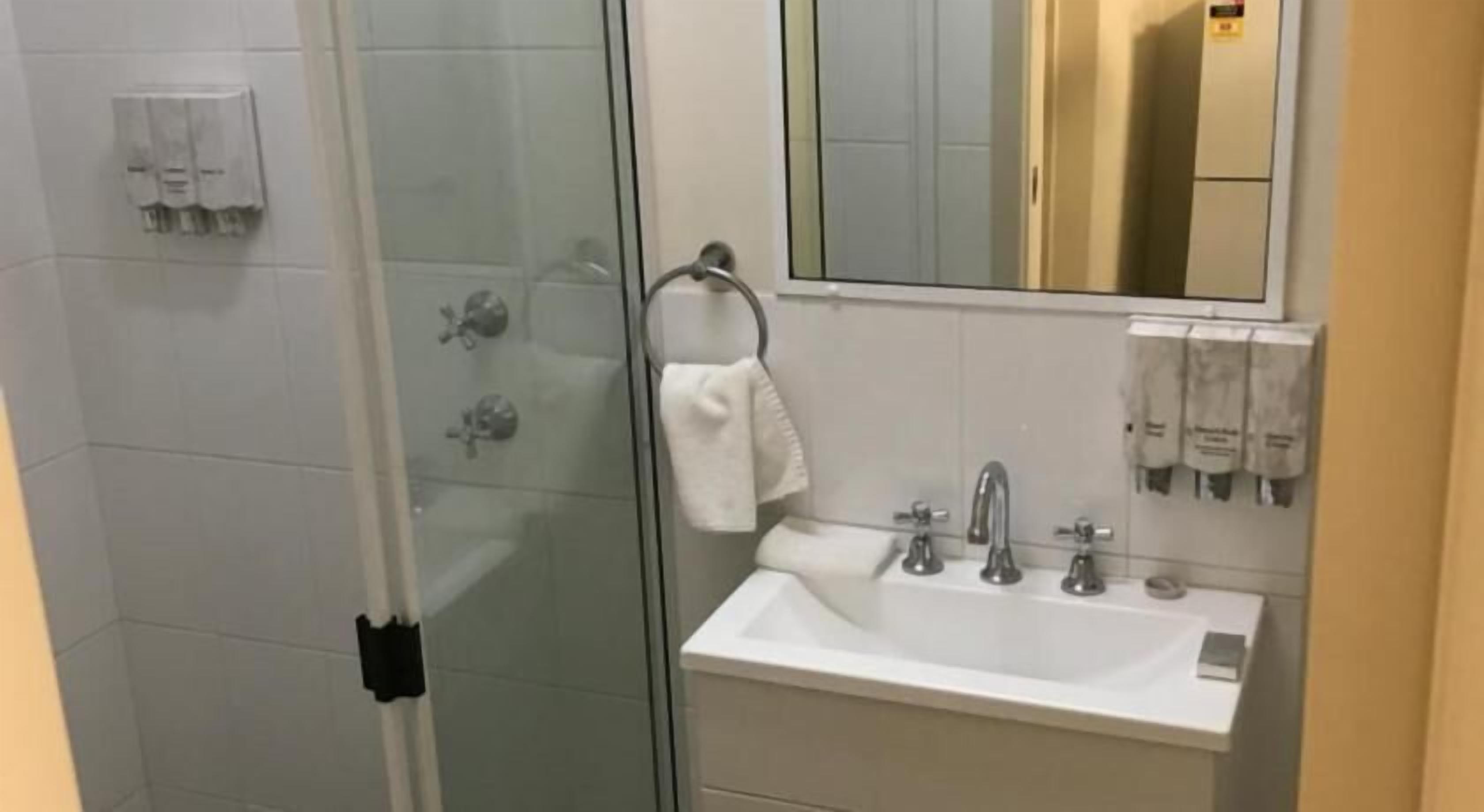Salle de bain | Douche, articles de toilette gratuits, sèche-cheveux