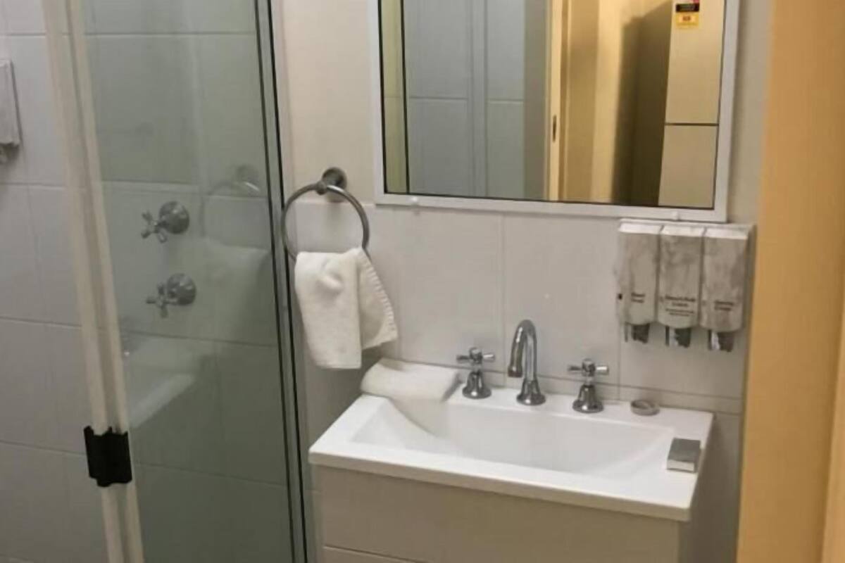 Salle de bain | Douche, articles de toilette gratuits, sĂšche-cheveux