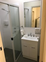 Ducha, artículos de tocador gratuitos, secador de pelo, toallas