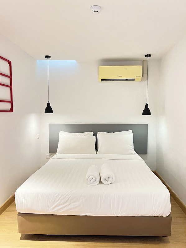 Double Room, Shared Bathroom, No View. | Iron/ironing board, free WiFi, bed sheets - ALEXA Nimman - Hostel (Chiang Mai)
