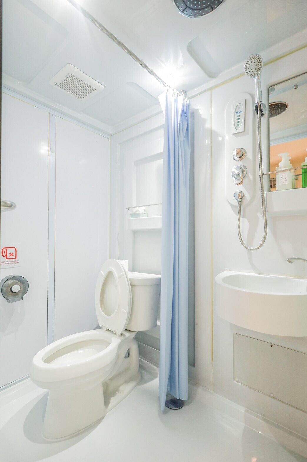 Un baño con inodoro, ducha y lavabo.