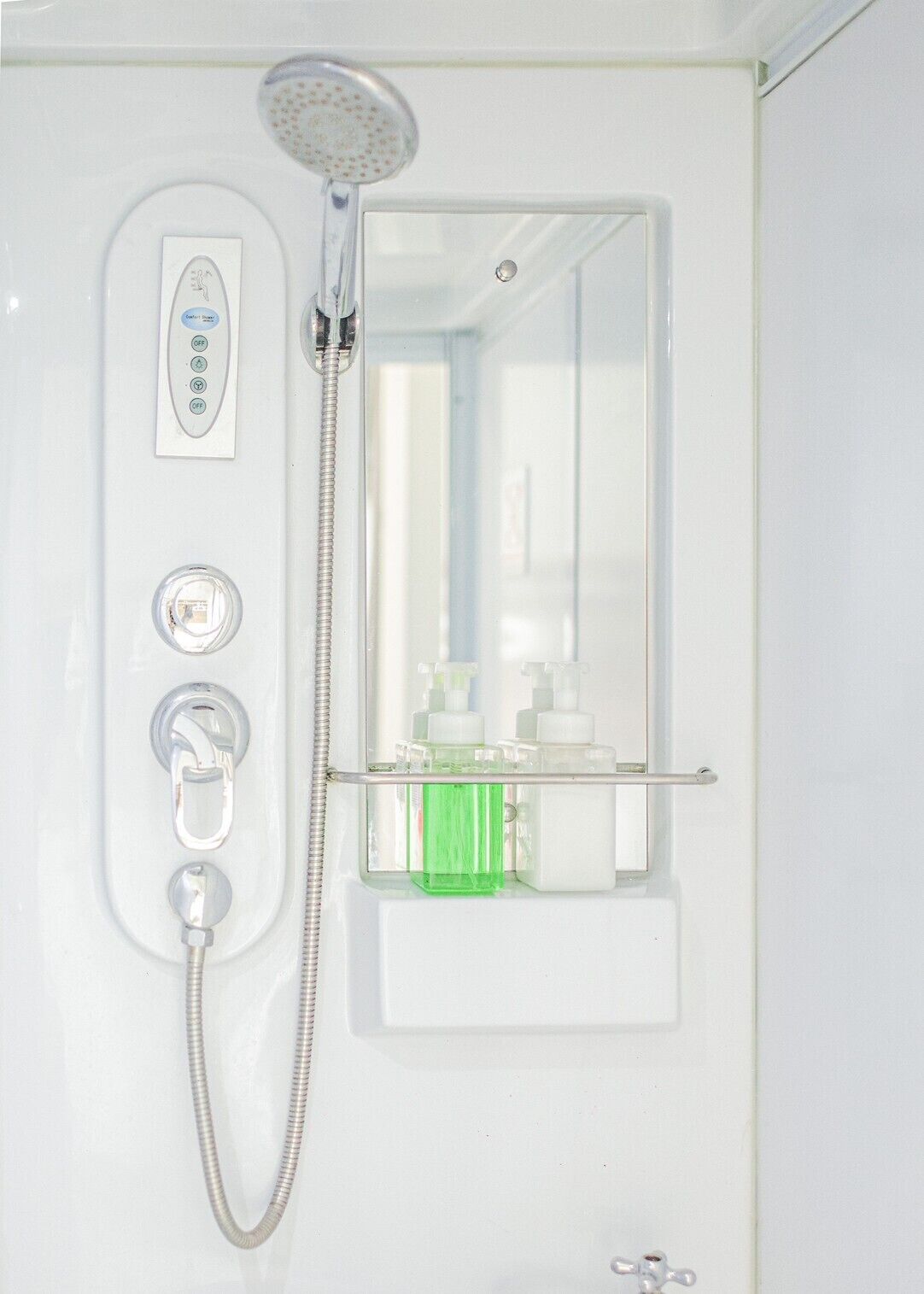Ducha con panel de control, cabezal de ducha de mano y dispensador de jabón.