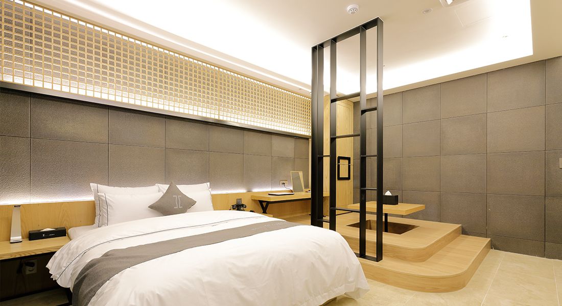 Minibar, decoración personalizada, muebles diferentes y escritorio 