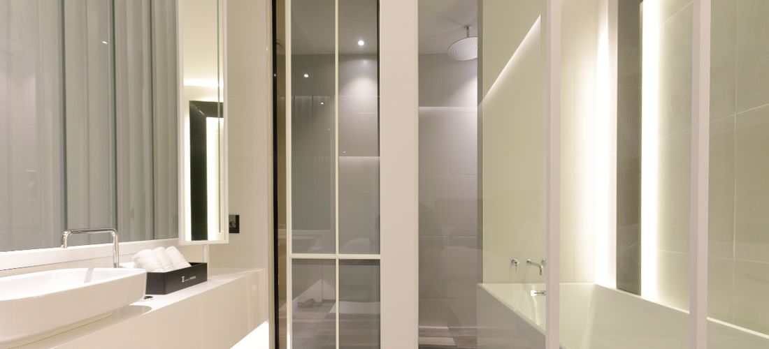 Ein modernes Badezimmer mit einem großen Spiegel, einer Badewanne und einer Duschkabine.