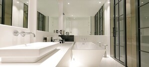 Premier Standard(ExtraBedKRW 20000on-site,mixed-gender not allowed for 3 or more pax/Freebreakfast) | Banheiro | Chuveiro, secador de cabelo, roupões de banho, chinelos