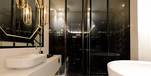 Garden Suite(Free breakfast) | Bathroom | Shower, hair dryer, bathrobes, slippers - Ischia Hotel (Yongin)