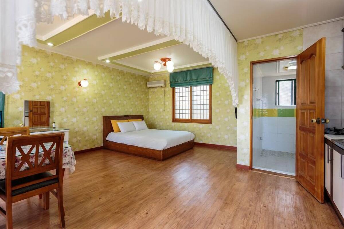 Une chambre à coucher avec un lit, un bureau et une fenêtre.