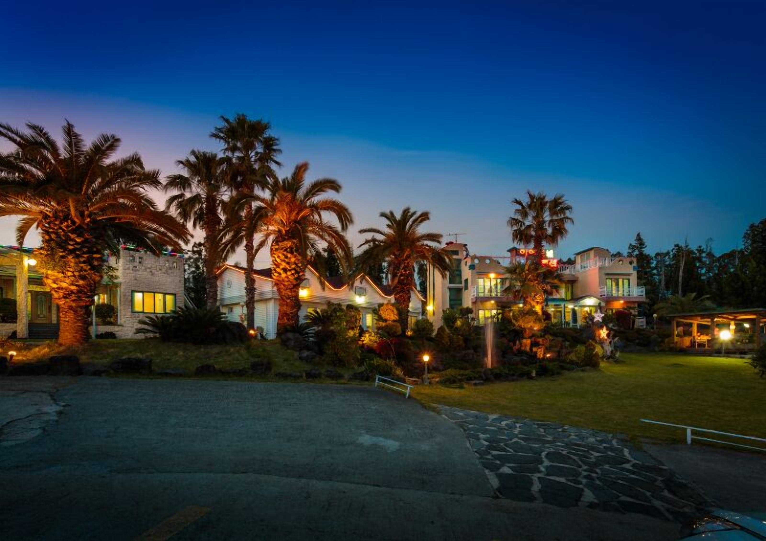 Voorkant accommodatie - avond/nacht