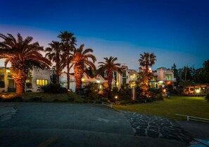 Fachada de la propiedad por la tarde o noche