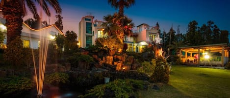 Fachada de la propiedad por la tarde o noche