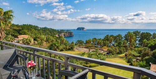 Beachside Whitehouse