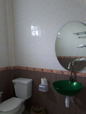 Double Bed Bungalow | Banheiro | Chuveiro, produtos de toalete grátis, toalhas de banho 